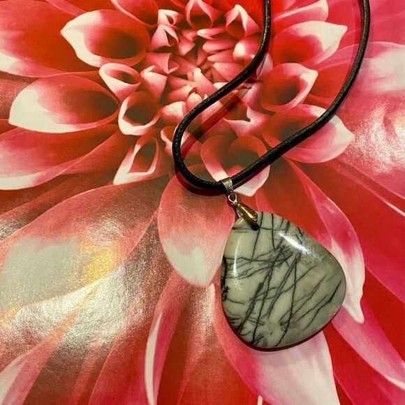 Picasso stone pendant on leather cord - Picture 2 of 2